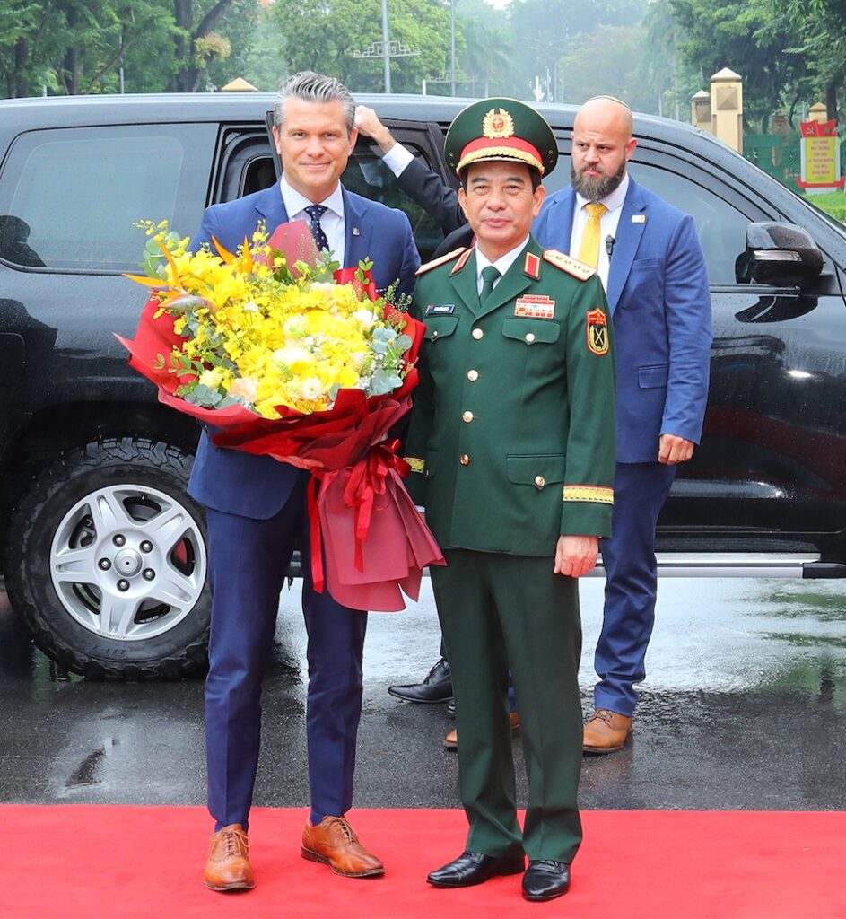Đại tướng Phan Văn Giang đón Bộ trưởng Chiến tranh Hoa Kỳ Pete Hegseth.
