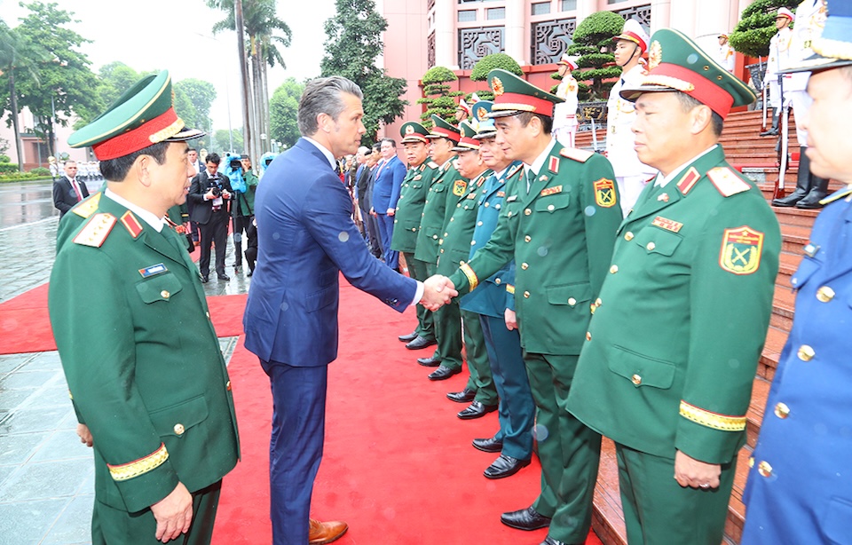 Đại tướng Phan Văn Giang giới thiệu đoàn đại biểu cấp cao Việt Nam.