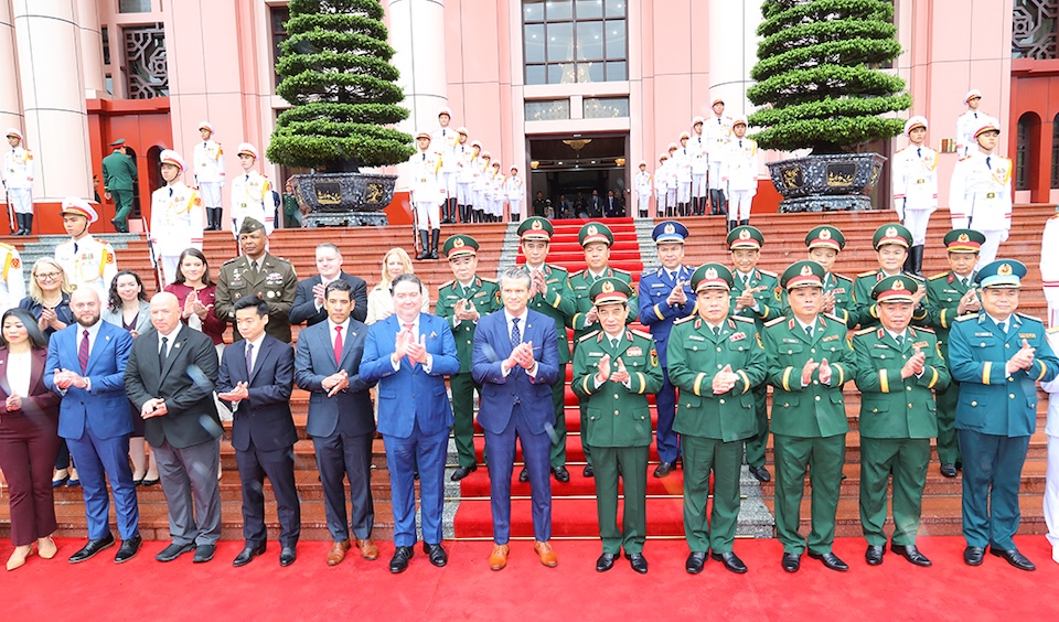 Các đại biểu chụp ảnh lưu niệm chung.