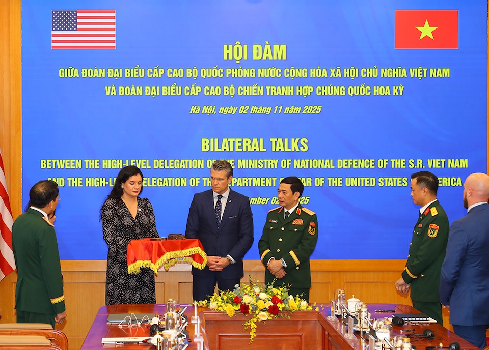 Hai bên trao tặng kỷ vật thời chiến.